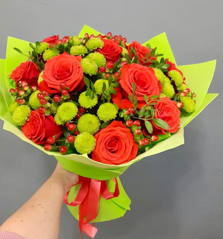 Букет цветов из: Хризантемы и Розы в Манжерок