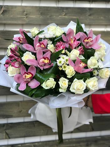 Букет цветов из: Розы и Хризантемы в Манжерок