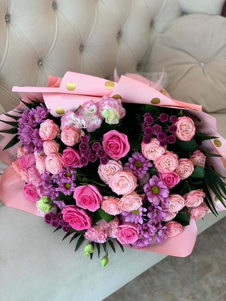 Букет цветов из: Хризантемы, Розы и Лизиантусы в Манжерок