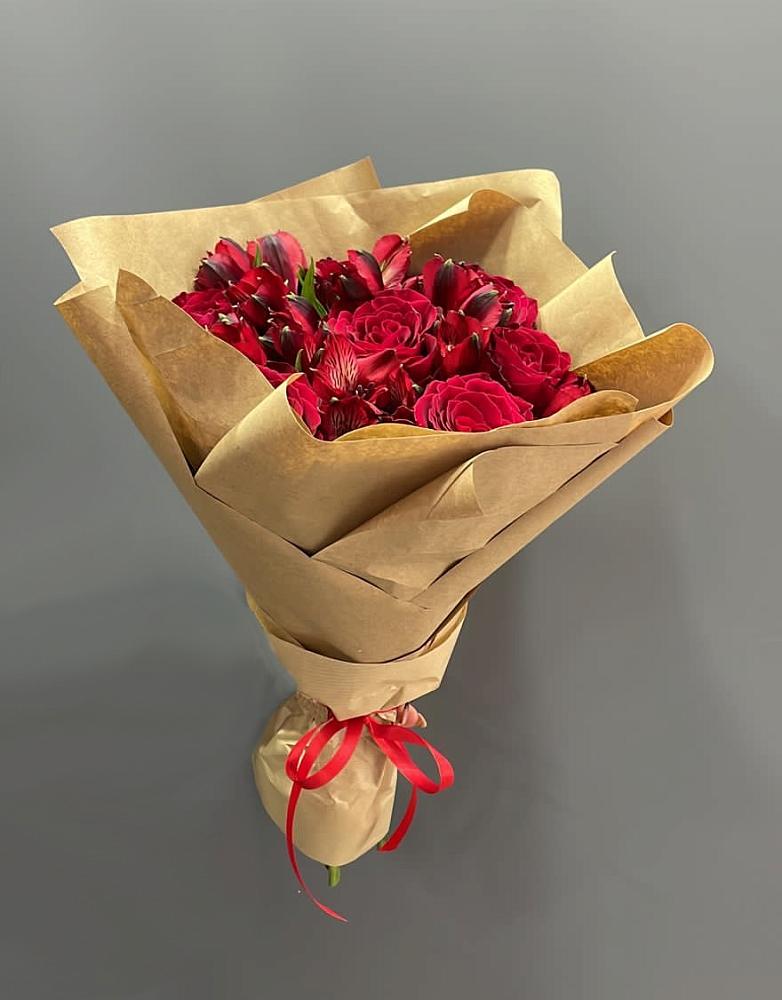 Букет цветов из: Альстромерии и Розы в Манжерок