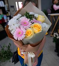 Букет цветов из:  Герберы, Розы и Хризантемы в Манжерок