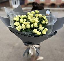 Букет Белые кустовые розы Солинеро в Манжерок