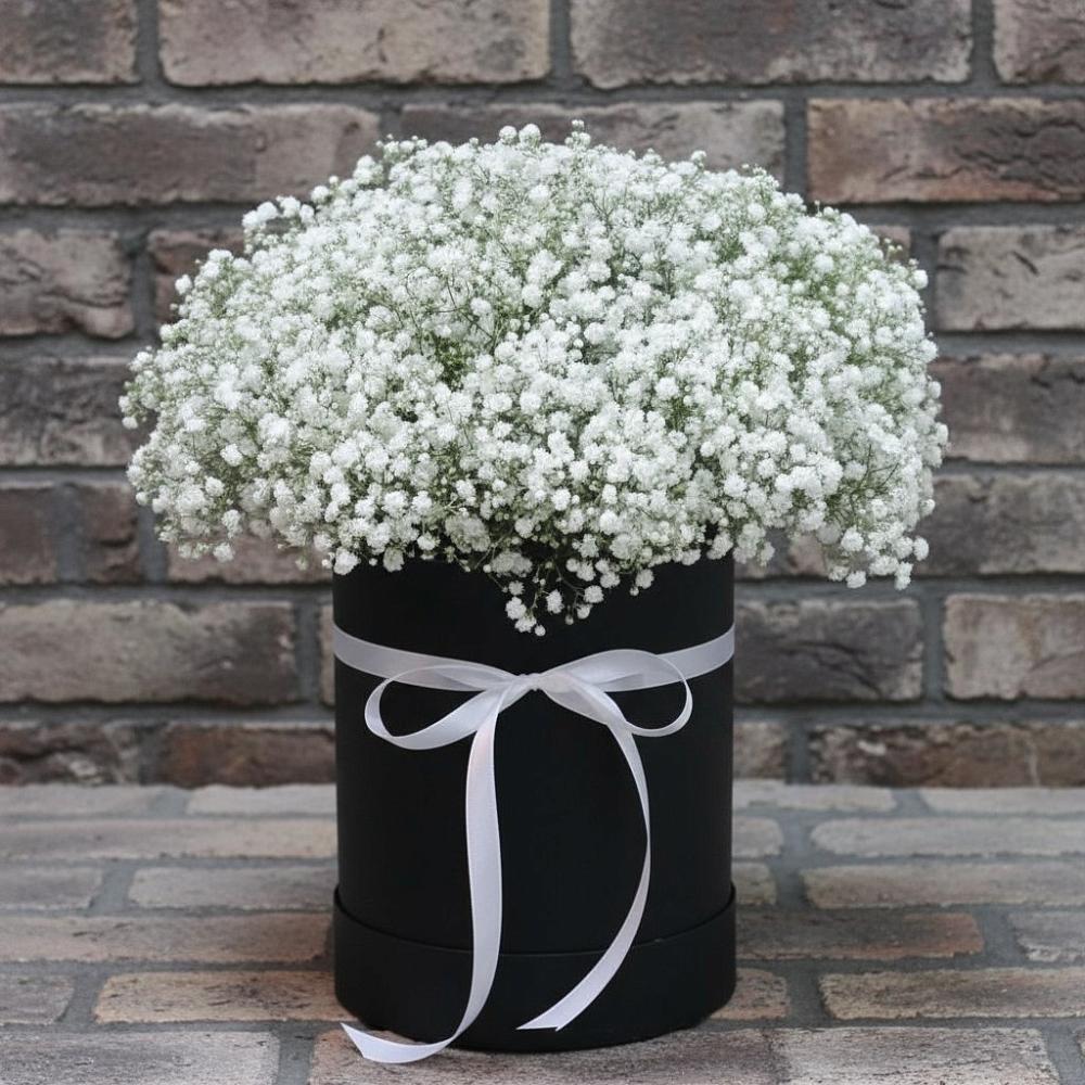 Цветочная композиция из Гипсофила в шляпной коробке в Манжерок