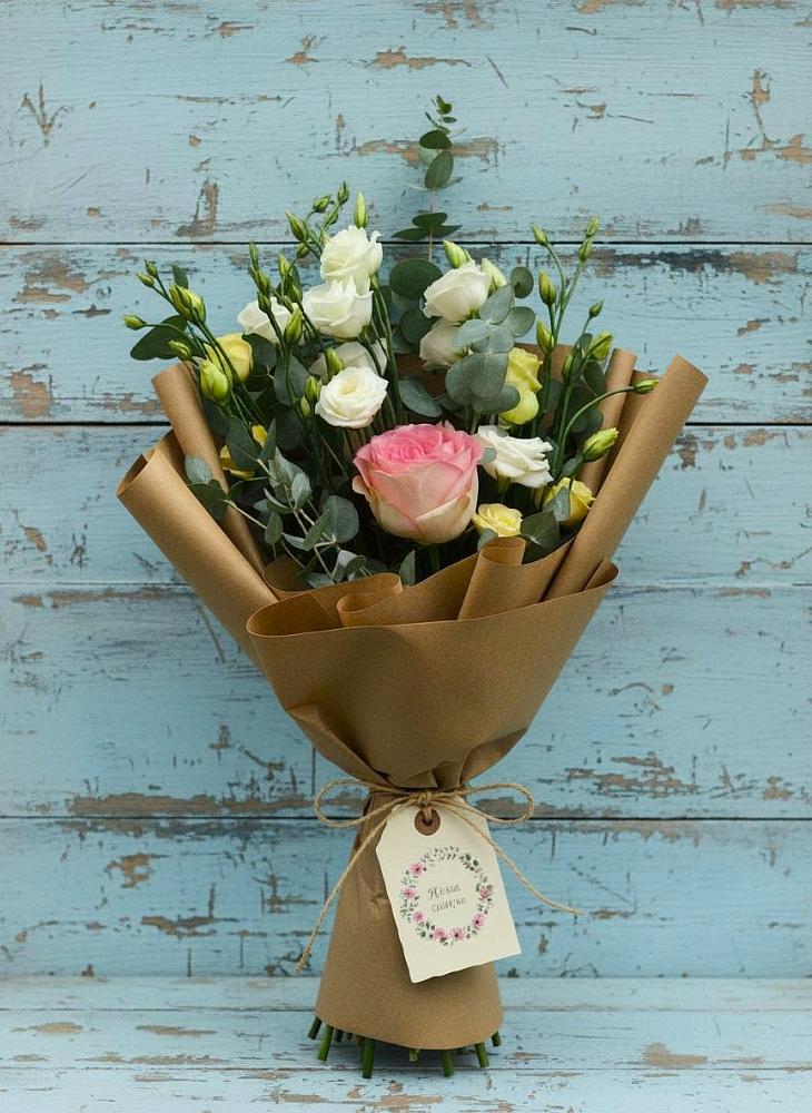 Букет цветов из: Розы и Лизиантусы в Манжерок