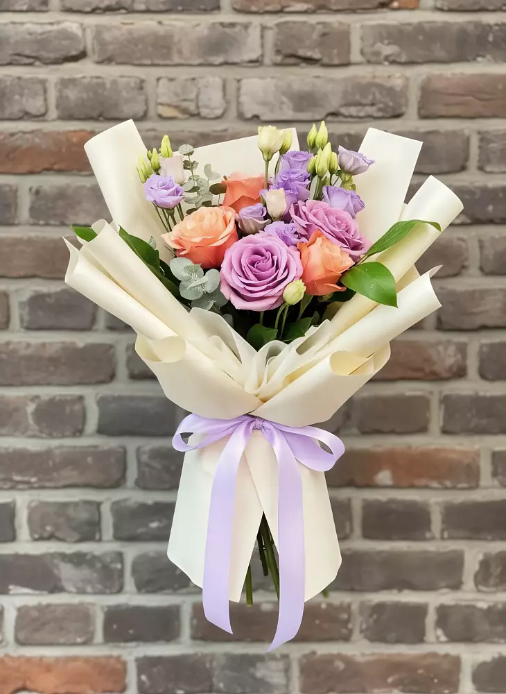 Букет цветов из: Лизиантусы и Розы в Манжерок