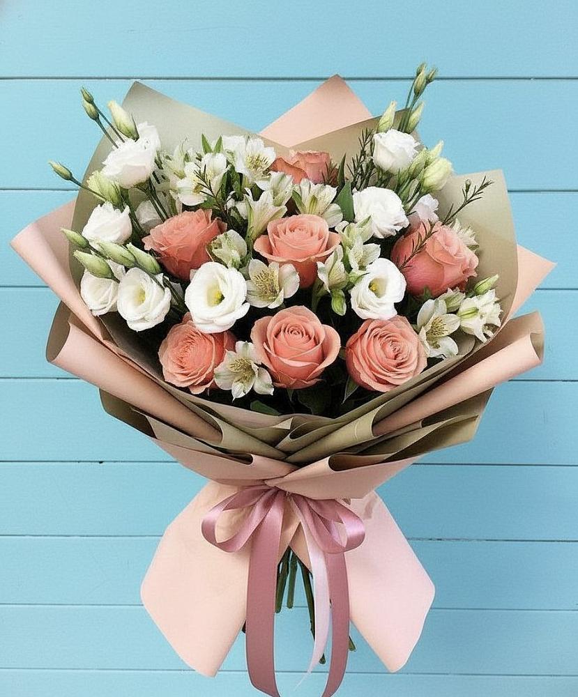 Букет цветов из: Розы, Альстромерии и Лизиантусы в Манжерок