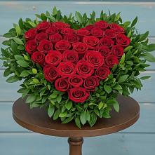 Цветочная композиция из Розы в виде сердца в Манжерок