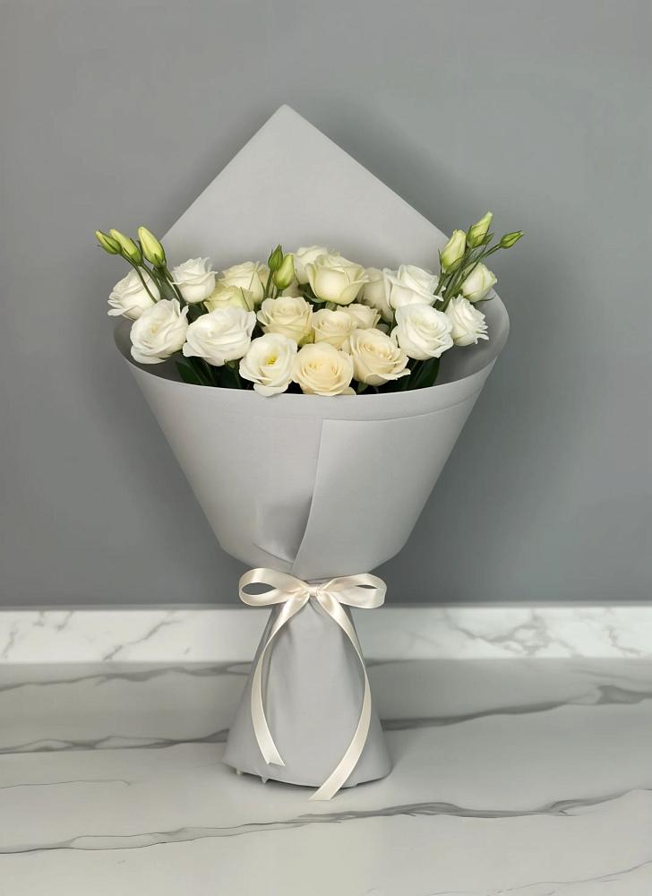 Букет цветов из: Розы и Лизиантусы в Манжерок