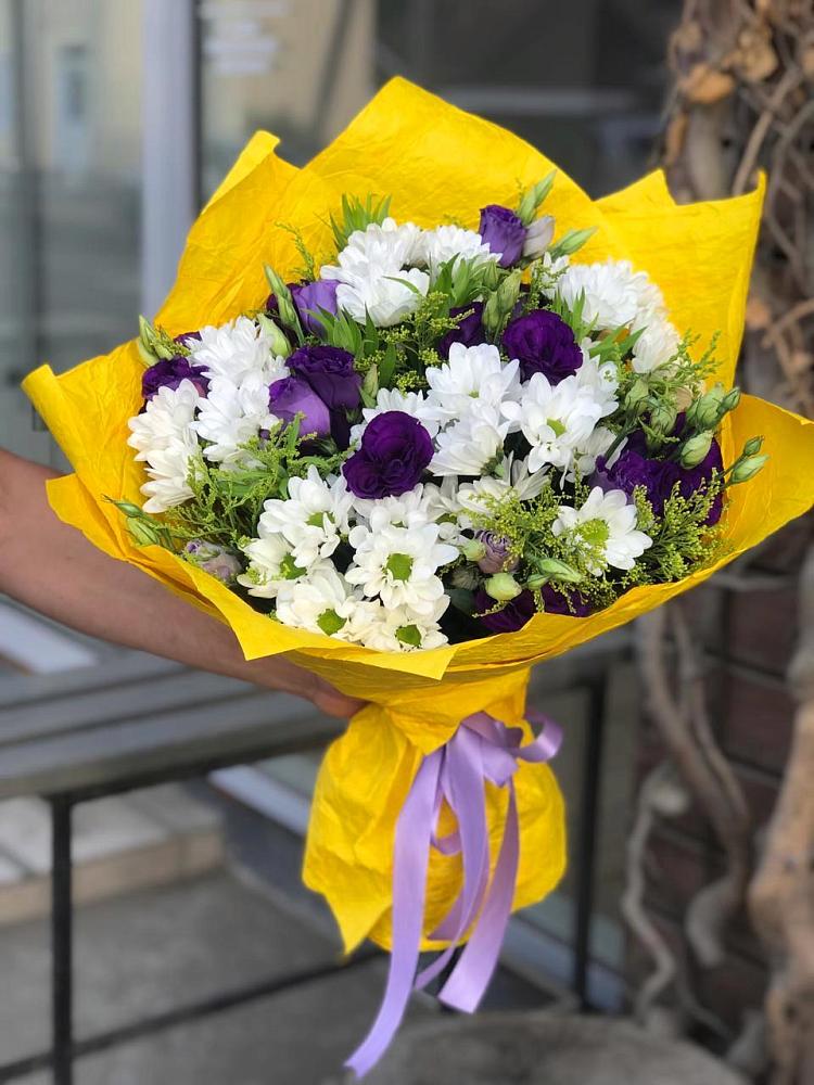 Букет цветов из: Ирисы, Хризантемы и Ромашки в Манжерок