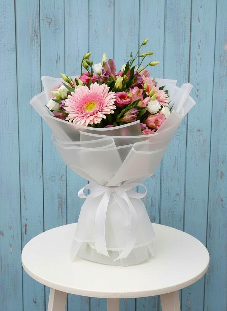 Букет цветов из: Герберы, Альстромерии и Лизиантусы в Манжерок