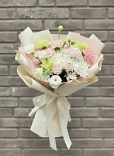 Букет цветов из:  Гвоздики, Розы, Лизиантусы и Хризантемы в Манжерок