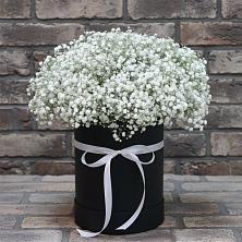 Цветочная композиция из Гипсофила в шляпной коробке в Манжерок