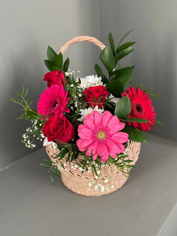 Цветочная композиция из Розы, Хризантемы и Герберы в корзине в Манжерок
