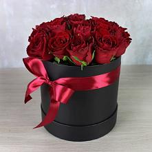 Цветочная композиция из Розы в шляпной коробке в Манжерок