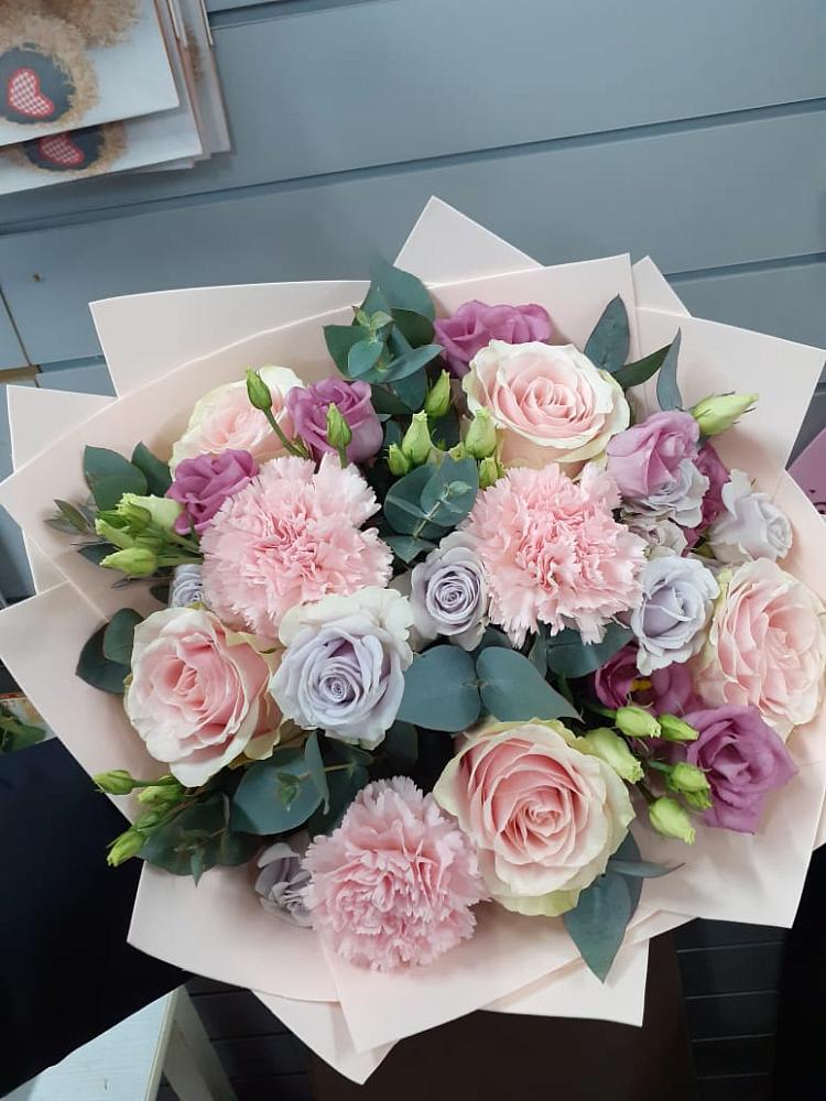 Букет цветов из: Розы, Гвоздики и Лизиантусы в Манжерок