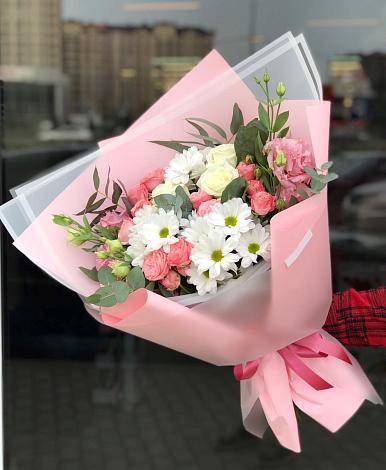 Букет цветов из: Розы, Лизиантусы и Хризантемы в Манжерок