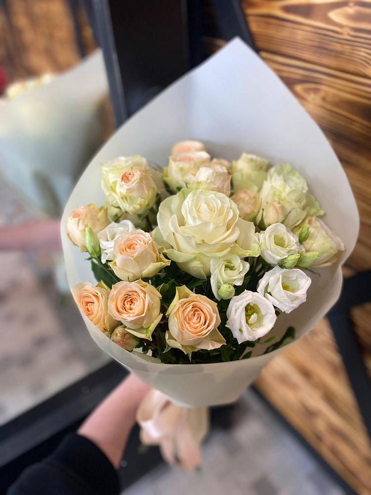 Букет цветов из: Розы и Лизиантусы в Манжерок